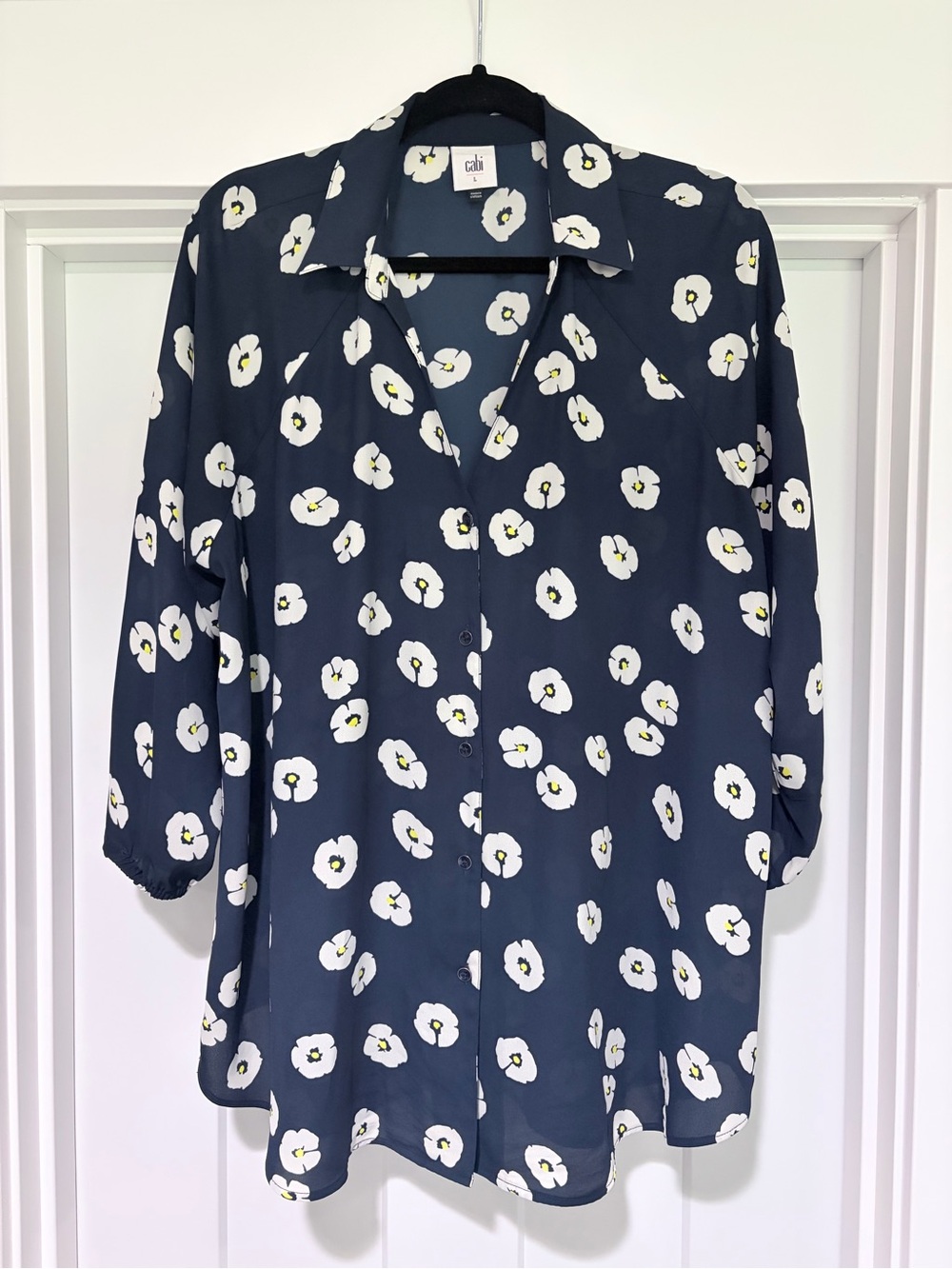 Cabi Go To Blouse Navy Floral Button-Up Blouse. Style 5705. Size Large.